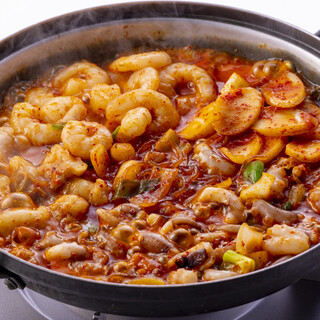 Hot Topic! Nakgopsae, a Seafood hotpot that originated in Busan