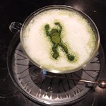 懐石カフェ 蛙吉 - 蛙吉ラテの表面にお抹茶で蛙のラテアート！