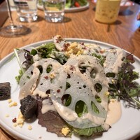 AWkitchen figlia 渋谷スクランブルスクエア - 茨城県宮本三兄弟の蓮根と山口農園有機野菜のシーザーサラダ