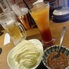 旨唐揚げと居酒メシ ミライザカ - 友人の生ビール(飲みかけ)とわたしのカシオレ、手前はお通しのお味噌をつけていただくキャベツです。