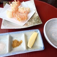 天ぷらふく西 禅と匠 - 塩、カレー塩、レモン、おろし天つゆから、オススメを教えてくれます。海老の足は塩、身はレモンと塩がオススメとのこと。