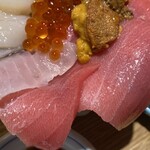 立ち食い海鮮丼 みこ食堂 - マグロのアップ