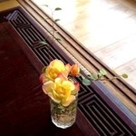 Mizube No Kafe Miyake Syouten Sakazu - テーブルには可愛らしいお花