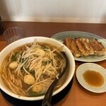 ベトコンラーメン 新京 - 料理写真:ベトコンと餃子