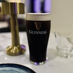 Sky Bar & PK Restaurant - ギネスビール パイント(568ml) 6.20 UKポンド
            2024年1月2日