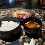 鉄板焼 東洋 - 黒毛和牛サービスステーキのライス＆味噌汁