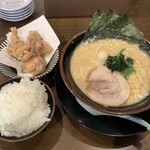 横浜家系ラーメン 一四家 - 唐揚げセット 醤油 中太麺
            ¥1100