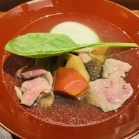 馳走 啐啄一十  - 【写真⑪】沼本セレクション牛(鹿児島県、沼本カット)のサーロイン付近の腿肉、柳蓮田蓮根(茨城県かすみがうら市)、京人参、椚の原木椎茸(岡山県美作市：ムサシ農園)、丸餅(山形県)、真昆布&4種類の出汁(いりこ、鰹節、鯖節、あご節)のお雑煮