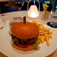MAISON MARUNOUCHI - ■メイン
                    ⚫マルノウチ和牛チーズバーガー     