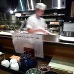 天ぷら　酒菜　醍醐 - 厨房方向　親方がブレてます・・・笑顔が似合ってました