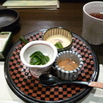 天ぷら　酒菜　醍醐 - お通し　飲み物はホットウーロン茶・・・