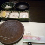 天ぷら　酒菜　醍醐 - 取り皿　レモン、塩、抹茶塩、ツユなどにつけて頂きました