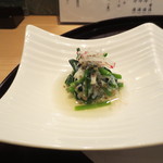 新宿割烹 中嶋 - ズワイガニとほうれん草の酢の物。とんぶりも。