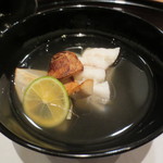 新宿割烹 中嶋 - キメダラ（エゾイソアイナメ）と岩手の松茸です。お出汁も安定しています。