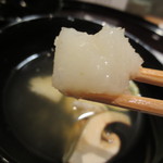 新宿割烹 中嶋 - 下には青森の自然薯玉麩仕立て。