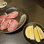 炭火焼肉　十座 - バラエティセットのタン塩…－4枚、撮影前に網に乗せられました(^^;