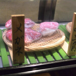 立喰い焼肉　おやびん - ガラスケースに並ぶ希少部位