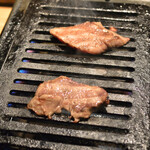 立喰い焼肉　おやびん - 煙を浴びながらガスコンロで頂く焼肉は堪りませんね