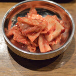 立喰い焼肉　おやびん - お通しのキムチ