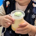 パティスリー もなみ - モナミプリンを持つ孫娘