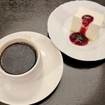 フランソア喫茶室 - 「ケーキセット(珈琲、レアチーズケーキ)」(1350円)です