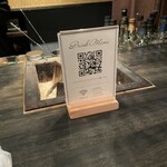 雄三郎 - 席に座りドリンクメニューはQRコードで