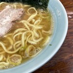 家系ラーメン まこと家 - 鶏油たっぷりで豚骨の旨味も強いスープ。