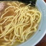 家系ラーメン まこと家 - 麺は酒井の杉の中太麺です。