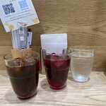 果実園リーベル - セルフドリンクバーより
            レモンウォーター・ぶどうジュース・アイスコーヒー