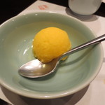 新宿割烹 中嶋 - さらにオレンジのアイス。