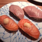 Zenseki Koshitsu Sushiya Harenohi - サーモンチーズ炙り・中トロ炙り