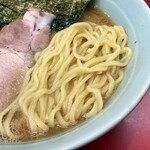 武蔵家 - 酒井製麺の中細麵。