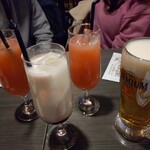 ネパール民族料理 アーガン - グアバジュース 440円、カシスラッシー 550円、生ビール 495円