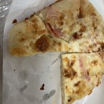 パン・ピジョン - 食べかけのチーズピザ