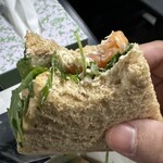 The Continental Bar St Pancras - スモークサーモン＆クリームチーズサンドの断面
      2024年1月1日