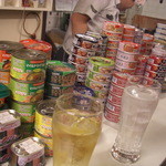 キハ - 缶詰の山（＾＾）/(後ろに見える方が駅長さん)