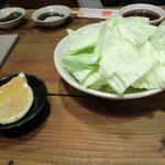 万両 南森町店 - サービスのキャベツ