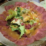 万両 - 自家製タンの燻製サラダ　680円