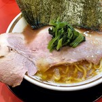 横浜家系ラーメン 裏大輝家 青物横丁店 - チャーシューはデフォでこの大きさ。