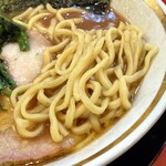 横浜家系ラーメン 裏大輝家 青物横丁店 - 某製麺所特注の中太麺。