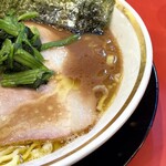 横浜家系ラーメン 裏大輝家 青物横丁店 - 豚骨濃度高めのスープ。