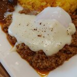 仁 - ポークキーマカレー温玉と焦がしチーズのせ