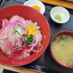 みなと市場 小松鮪専門店 - ◆「海鮮みんな丼」