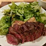 肉塊 UNO - 牧草牛とローストチキンのランチプレート