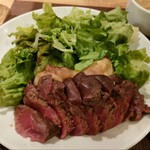 肉塊 UNO - 牧草牛とローストチキンのランチプレート