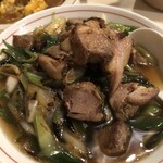 餃子苑 - 炒めネギラーメン、ネギ増し増し、肉乗せ。