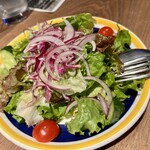 ビストロ巴里食堂 - お通しのサラダはお代わり自由。そして塩の効いたオイルドレッシングが凄く美味しい。なのでおかわりしました。