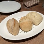 ビストロ巴里食堂 - どれもふわふわ焼きたてのパン