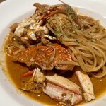 ビストロ巴里食堂 - ワタリガニのトマトソースパスタ。カニは出汁メイン。ソースはパンなどで余すところなく食したい、美味。