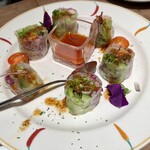 ビストロ巴里食堂 - 海老と梅水晶の生春巻き。　ベトナムフレンチ感のある小皿。スパイスソースも美味しい。